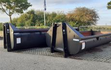 zwei verschieden grosse Transportmulden f&uuml;r Sch&uuml;ttgut zum Transport mit Lastwagen
