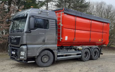 Lastwagen mit 3 Achsen und Abrollcontainer mit Rollplane