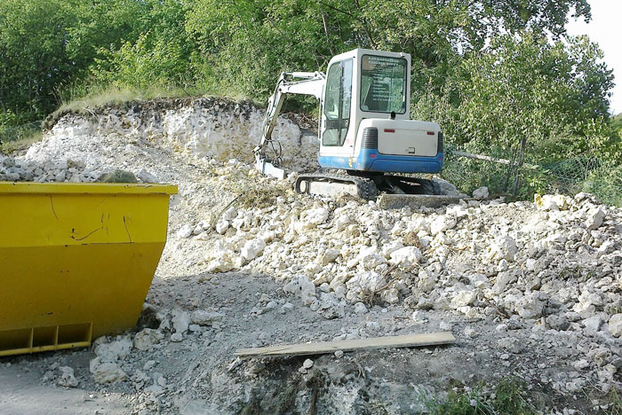 Bagger im Einsatz: Ger&ouml;llfeld