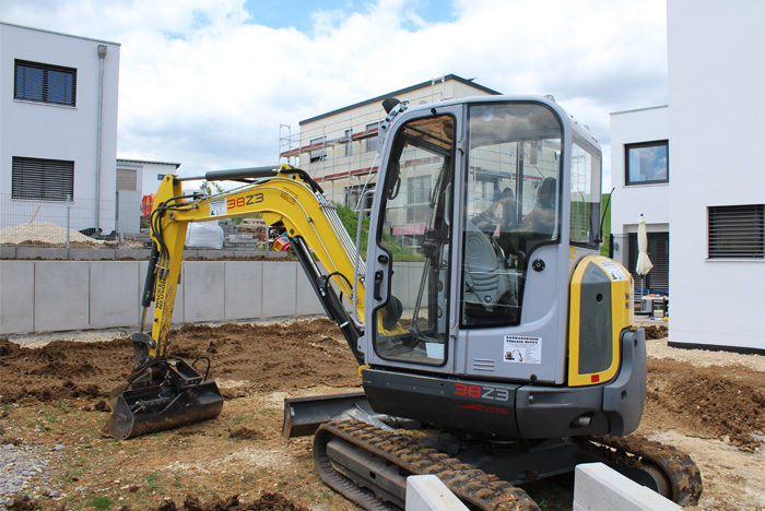 Bagger im Einsatz: Gartenfundament anlegen