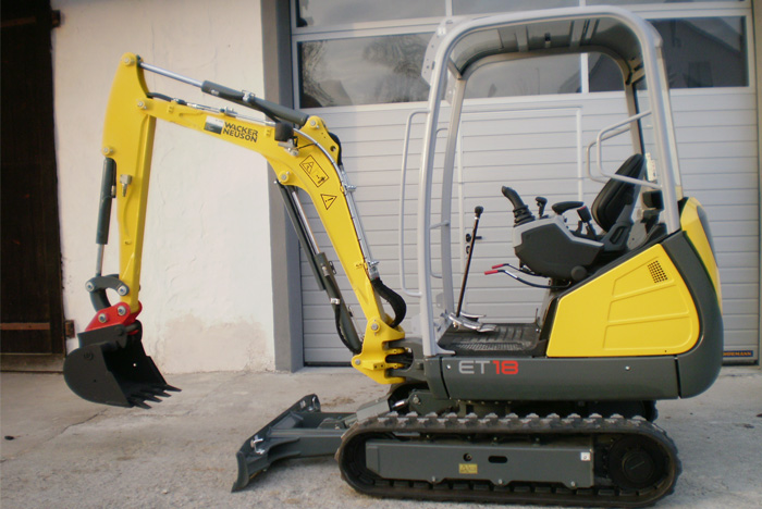 Bagger im Einsatz: Gartenfundament anlegen
