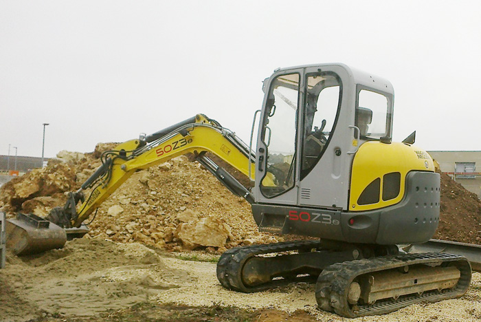 Bagger im Einsatz: Gartenfundament anlegen